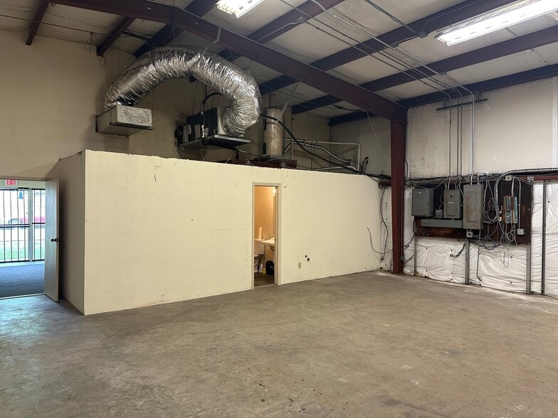 More Photos Of 1611 Elmview Dr, Houston Warehouse For Sale