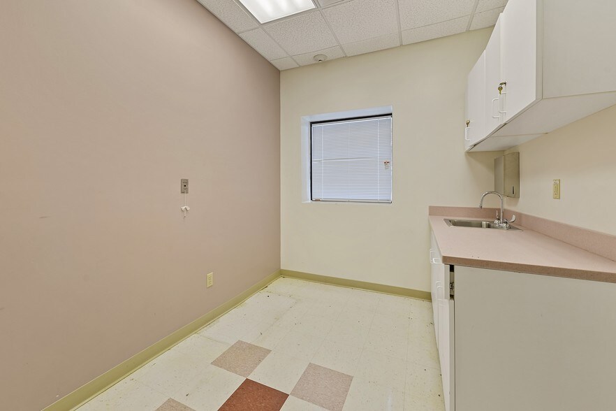 More Photos Of 4405 E Aloha Dr, Diamondhead Storefront Retail Office For Lease