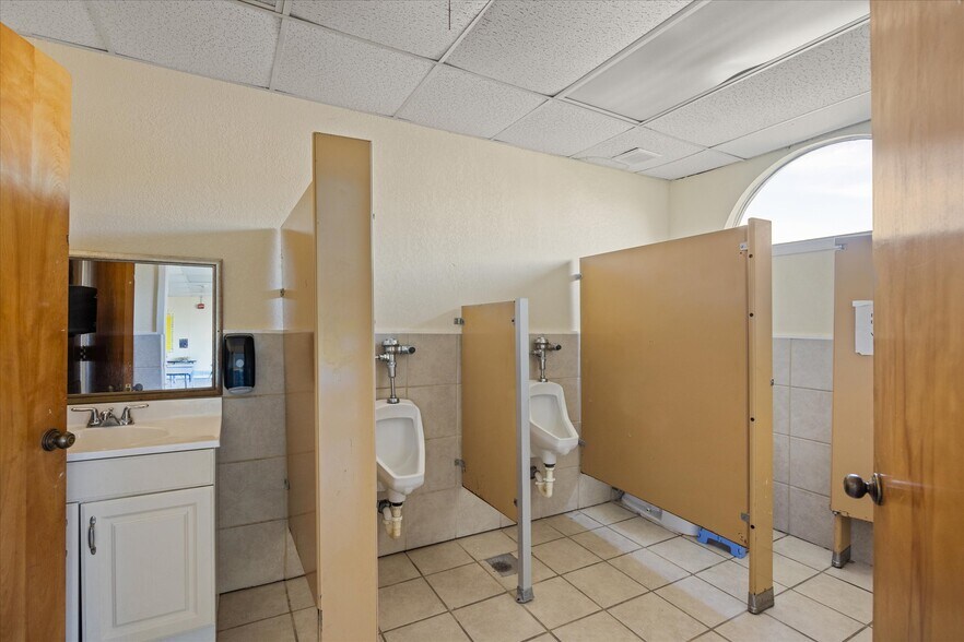 More Photos Of 6605 Dan Danciger Rd, Fort Worth Office For Sale