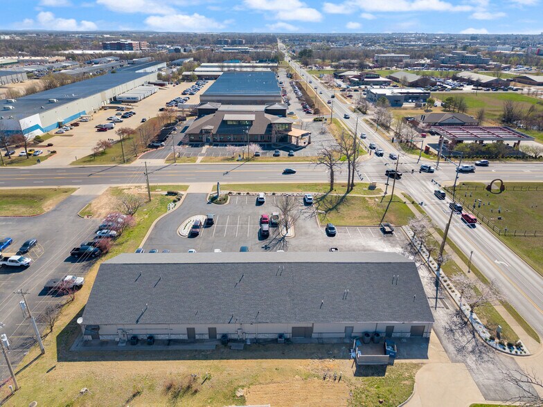 More Photos Of 2618 SE J St, Bentonville Office For Lease