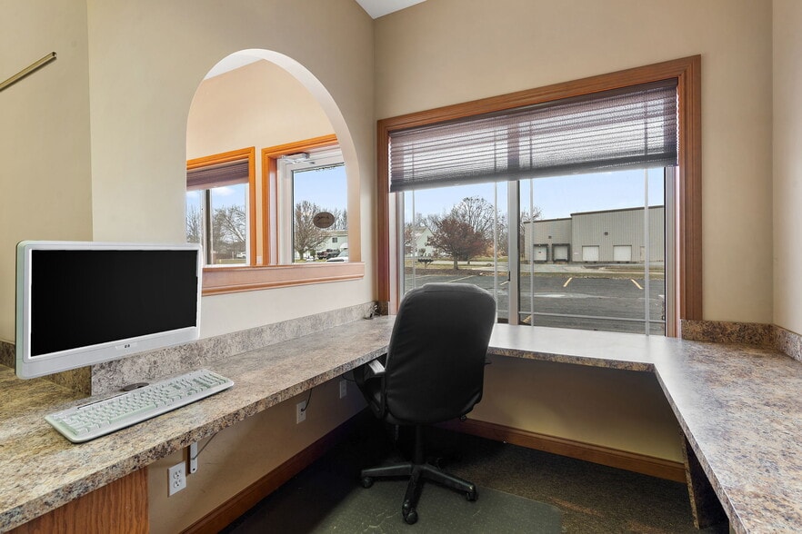 More Photos Of 2502 Beech St, Valparaiso Office For Sale