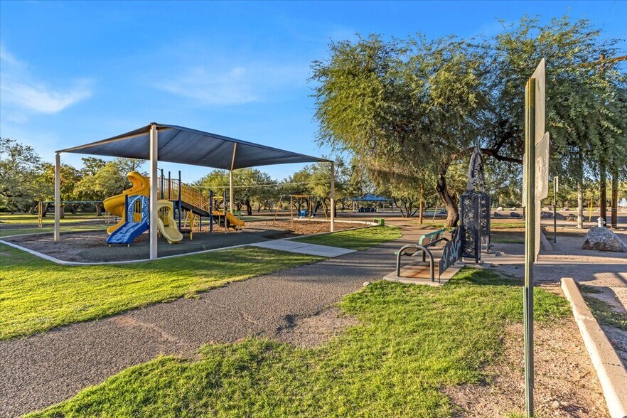 More Photos Of 1401 N Bailey Ln, Tucson Showroom For Sale