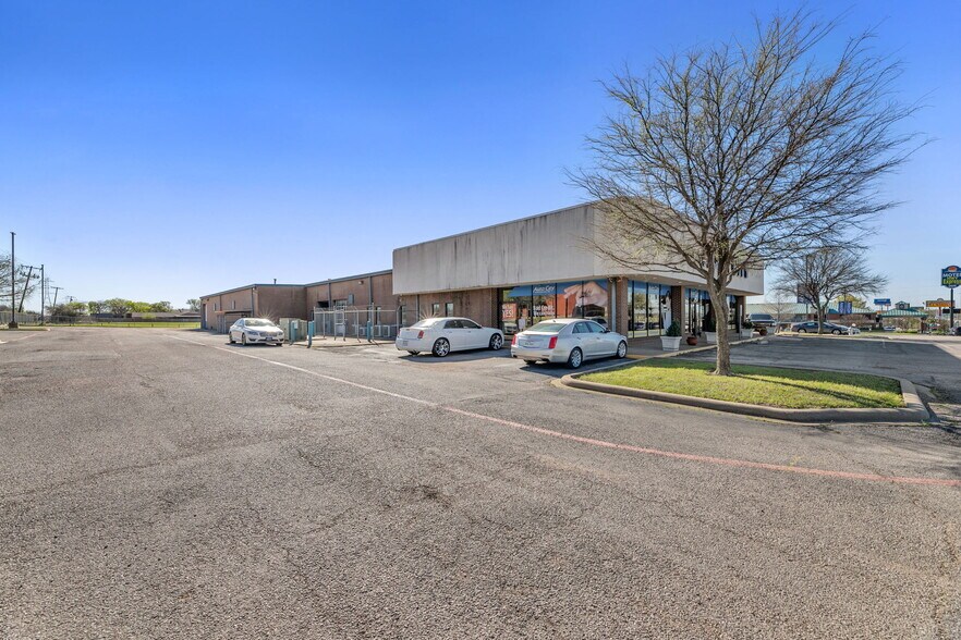 More Photos Of 940 N I-35 E, Lancaster Auto Dealership For Lease
