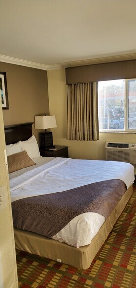 More Photos Of 760 NW Garden Valley Blvd, Roseburg Hotel For Sale