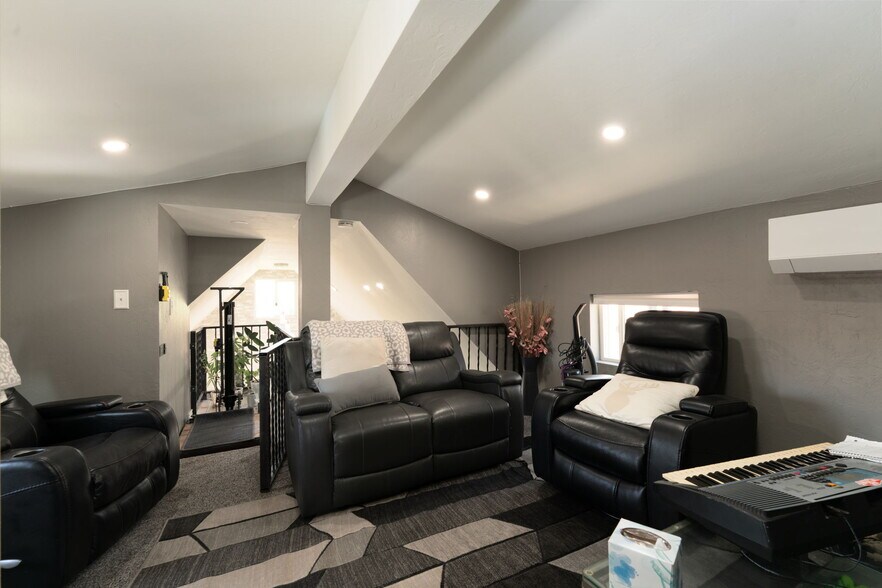 More Photos Of 1624 E Main St, Montrose Hotel For Sale