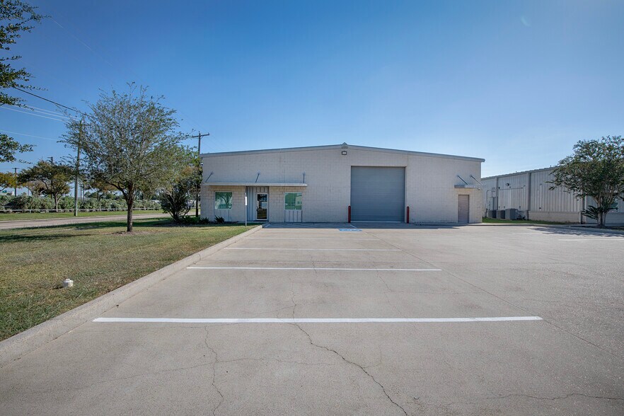 More Photos Of 1201 Butler Rd, League City Warehouse For Lease