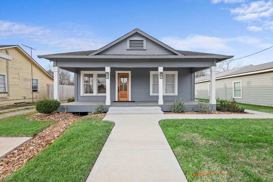 More Photos Of 119 Magnolia Blvd, Magnolia Office For Sale