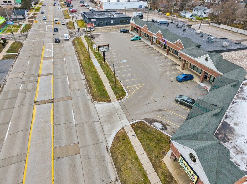 More Photos Of 1052-1072 W Huron St, Waterford Freestanding For Lease