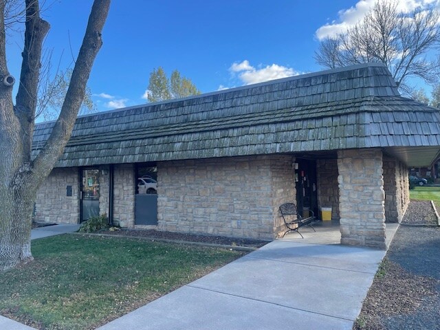 More Photos Of 421 5th St, Centuria Veterinarian Kennel For Sale