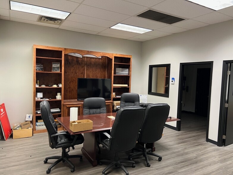 More Photos Of 101 S Davis St, Albany Freestanding For Sale