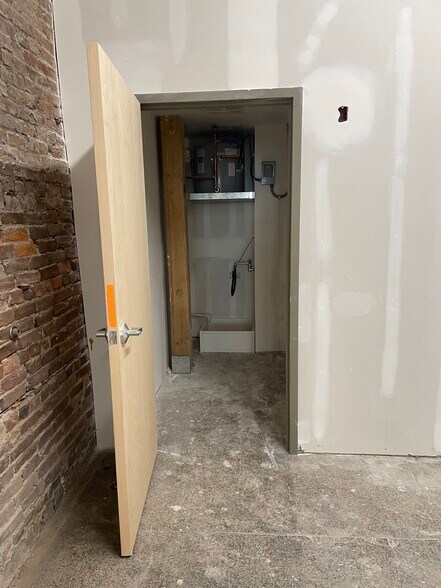 More Photos Of 419 Union St, Nashville Storefront For Lease