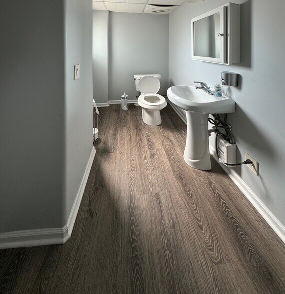 More Photos Of 366-368 Bluff City Blvd, Elgin Manufacturing For Lease