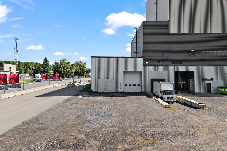 More Photos Of 35-75 Rue De L'acier, Coteau-du-lac Manufacturing For Sale