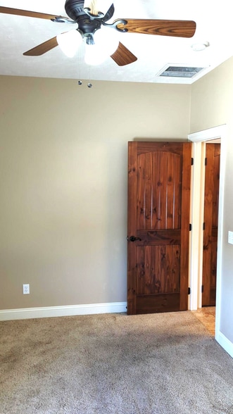 More Photos Of 104-112 White Rock Rd, Billings Specialty For Lease