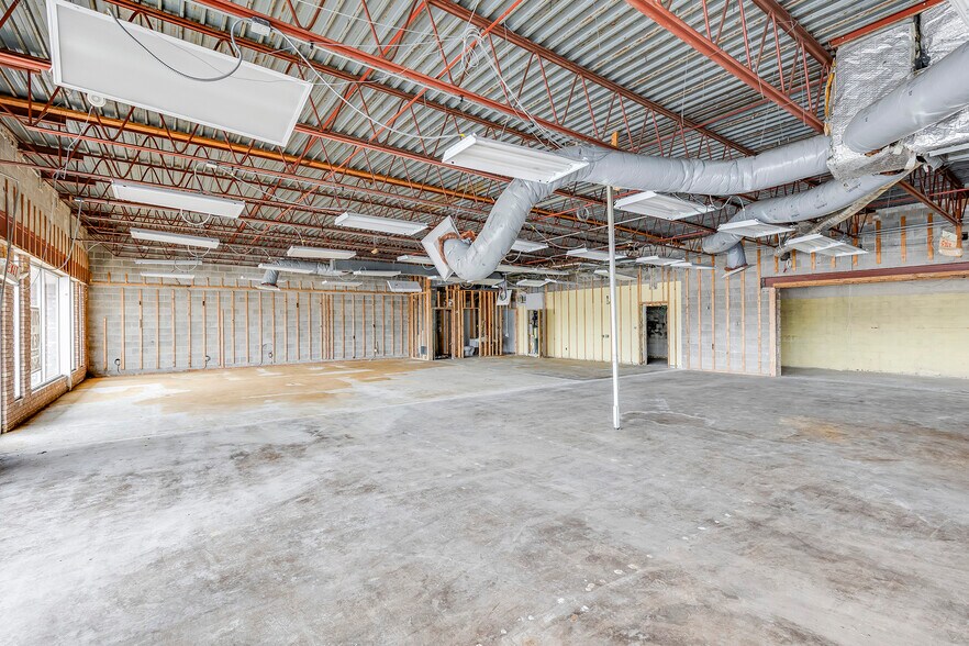 More Photos Of 300-499 Downtowner Plz, Coshocton General Retail For Sale