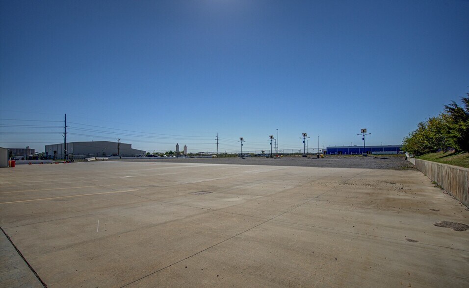 More Photos Of 4701 United Dr, Oklahoma City Warehouse For Lease