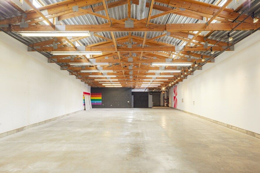 More Photos Of 430 W Ohio St, Chicago Showroom For Sale