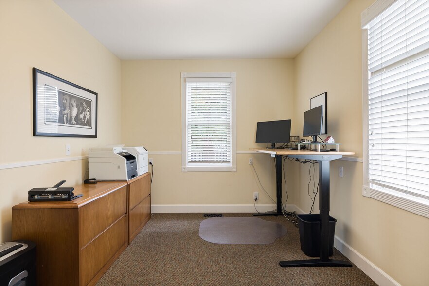 More Photos Of 531 1/2 E Washington St, Petaluma Office For Sale