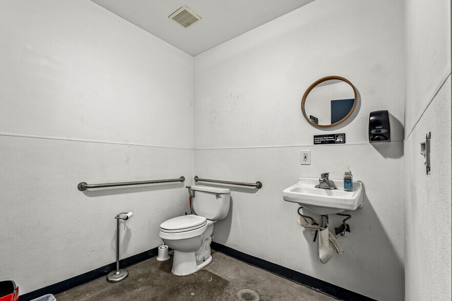 More Photos Of 2575 Fortune Way, Vista Warehouse For Lease