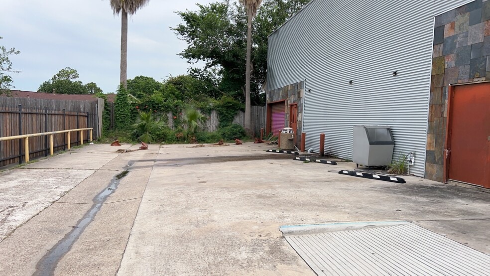 More Photos Of 12373 Scarsdale Blvd, Houston Unknown For Lease