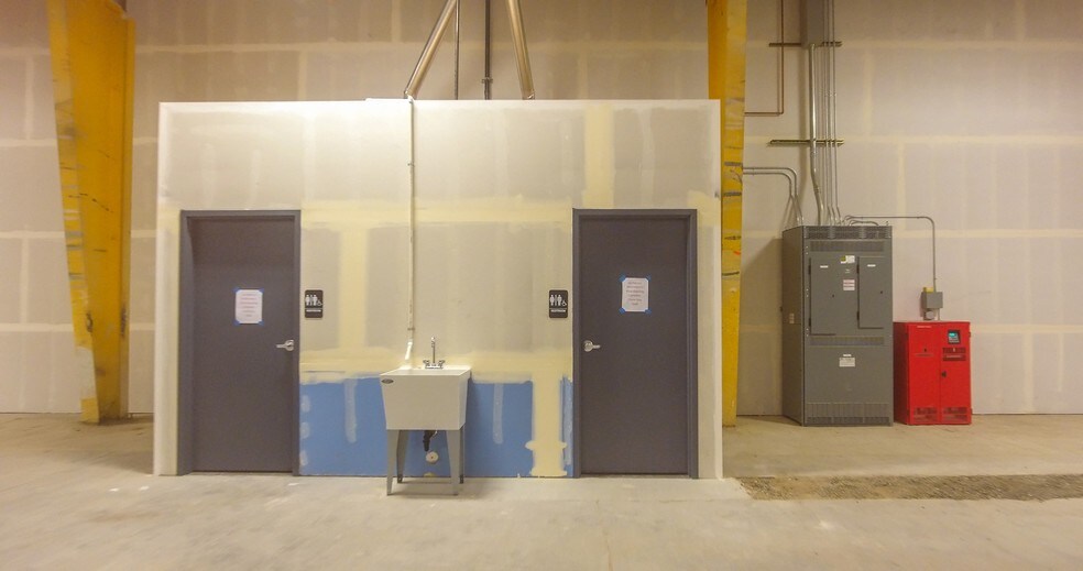 More Photos Of 20495 Murray Rd, Bend Warehouse For Lease