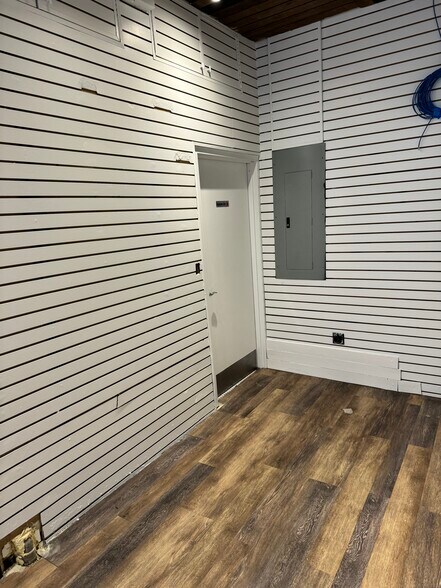 More Photos Of 176 W 72nd St, New York Storefront For Lease