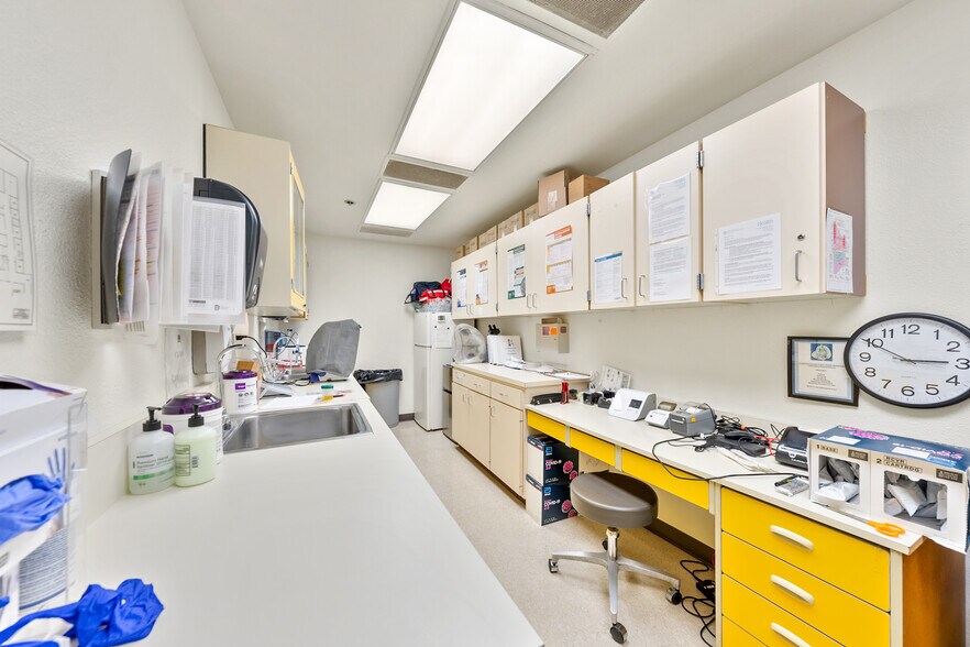 More Photos Of 715 NW Dimmick St, Grants Pass Office For Sale