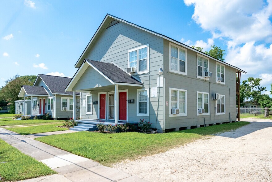 More Photos Of 214 W Republic St, Baytown Apartments For Sale