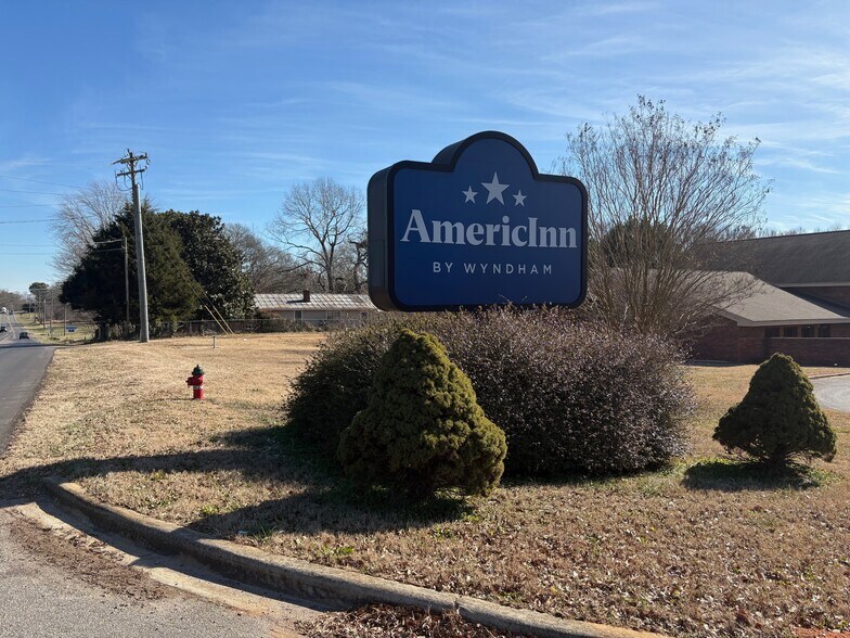 More Photos Of 428 E College Ave, Shelby Hotel For Sale