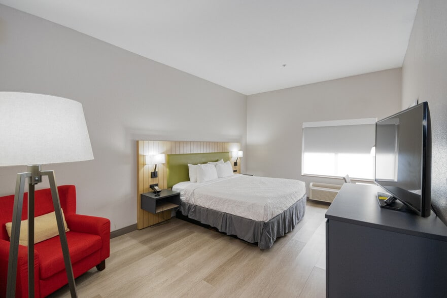 More Photos Of 85 River Park Dr, Midway Hotel For Sale