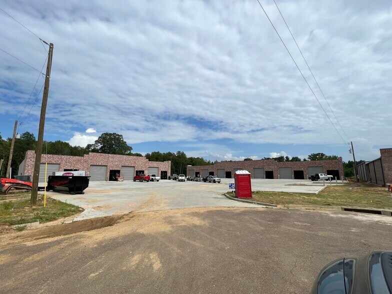 More Photos Of 124 Kimball Dr, Madison Showroom For Sale