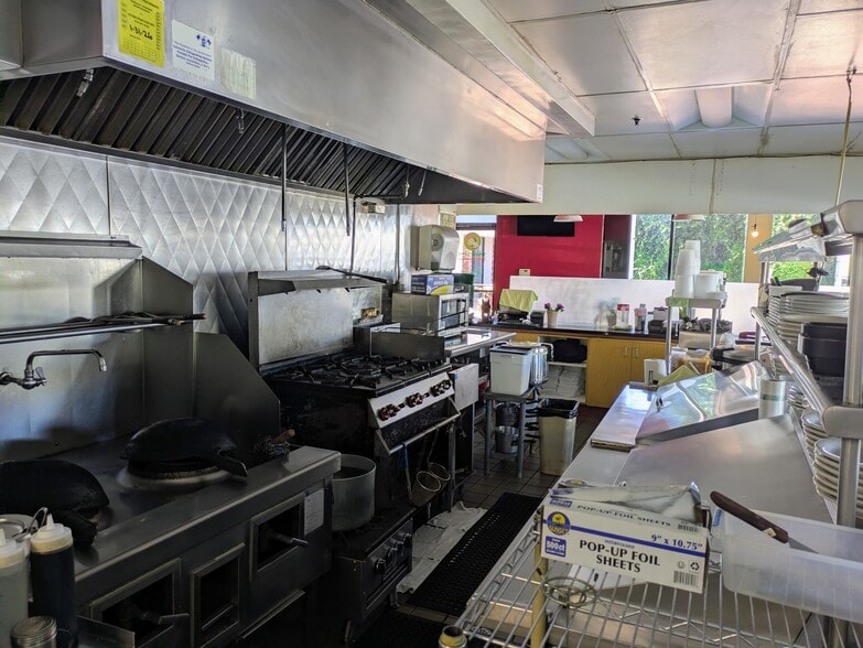 More Photos Of 15928 Ventura Blvd, Encino Storefront Retail Office For Lease