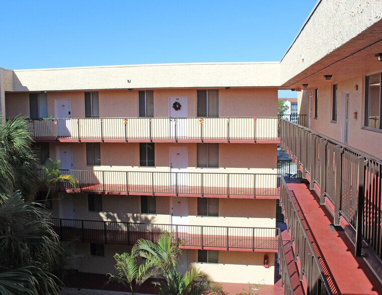 More Photos Of 2725 Somerset Dr, Lauderdale Lakes Apartments For Sale
