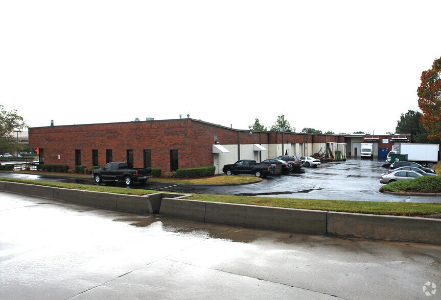 More Photos Of 1015-1025 Mansell Rd, Roswell Showroom For Lease