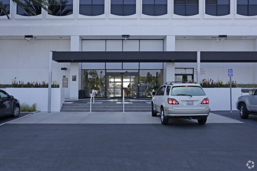 More Photos Of 4676 Admiralty Way, Marina Del Rey Office For Lease