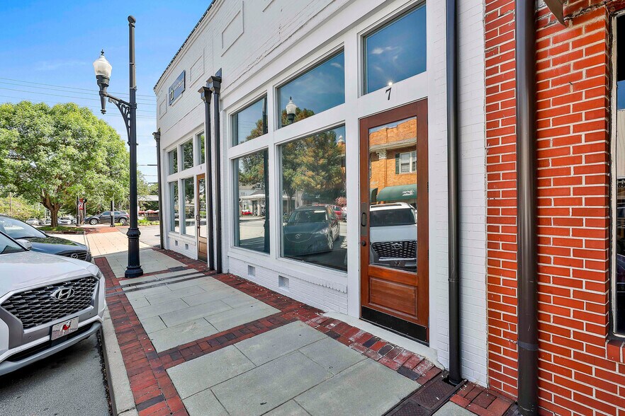 More Photos Of 7 Jackson St, Newnan Storefront For Lease