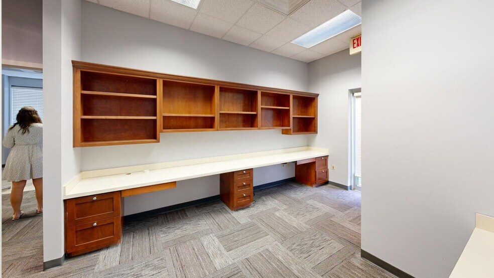 More Photos Of 5501 Pinnacle Point Dr, Rogers Office For Lease