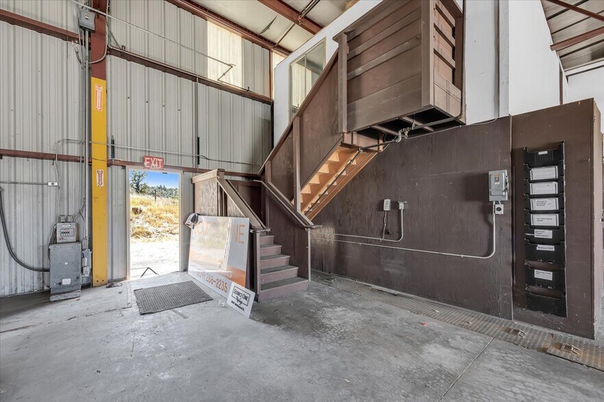 More Photos Of 20833 Mechanical Dr, Sonora Warehouse For Sale