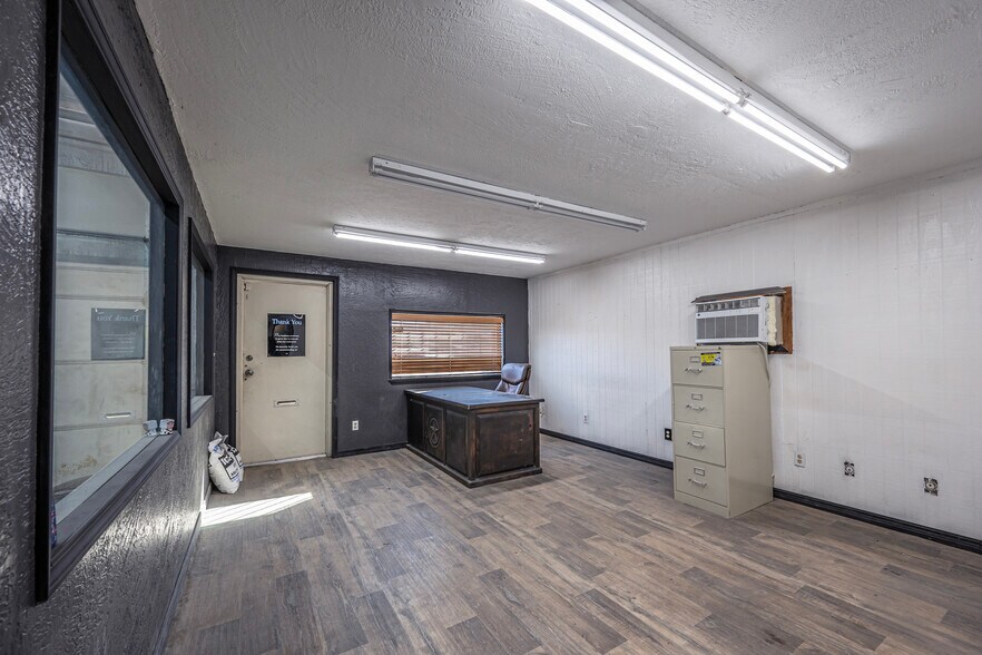 More Photos Of 11206 N Broadway Ave, Ada Warehouse For Sale