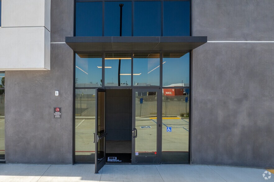 More Photos Of 14527 San Pedro St, Gardena Warehouse For Lease