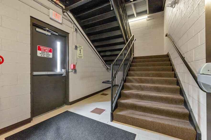 More Photos Of 975 Sheffield St, Washington Hotel For Sale