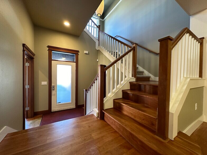More Photos Of 1505 Ne Village St, Fairview Office For Sale