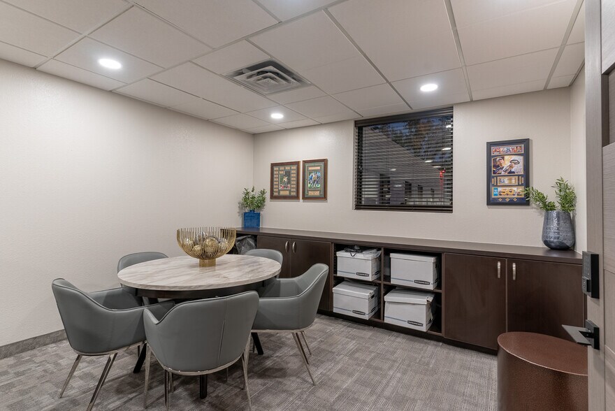 More Photos Of 810 S Casino Center Blvd, Las Vegas Office For Lease