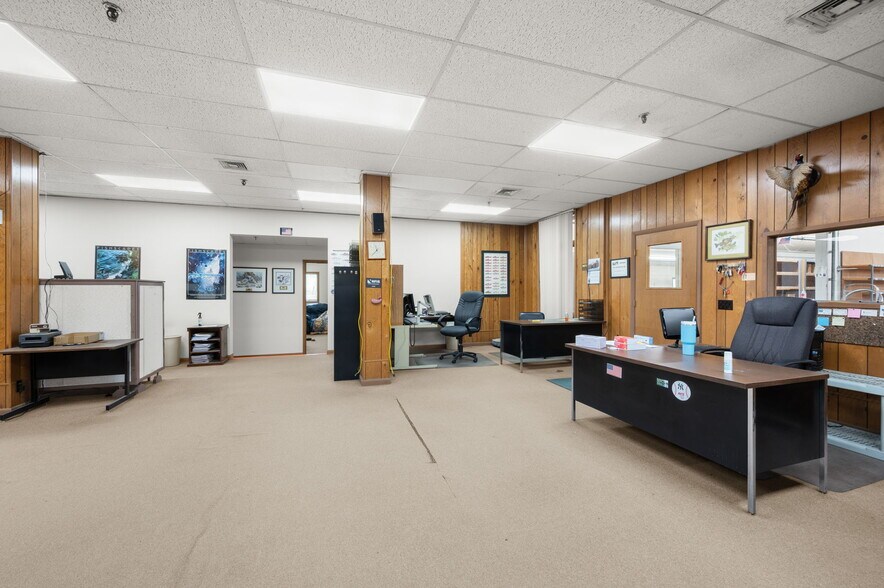 More Photos Of 16 E Industrial Rd, Branford Warehouse For Lease