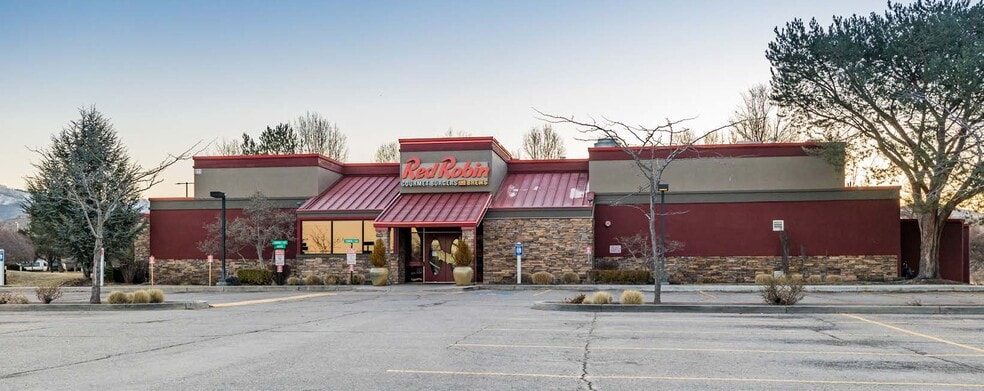 More Photos Of 211 W Parkcenter Blvd, Boise Restaurant For Sale