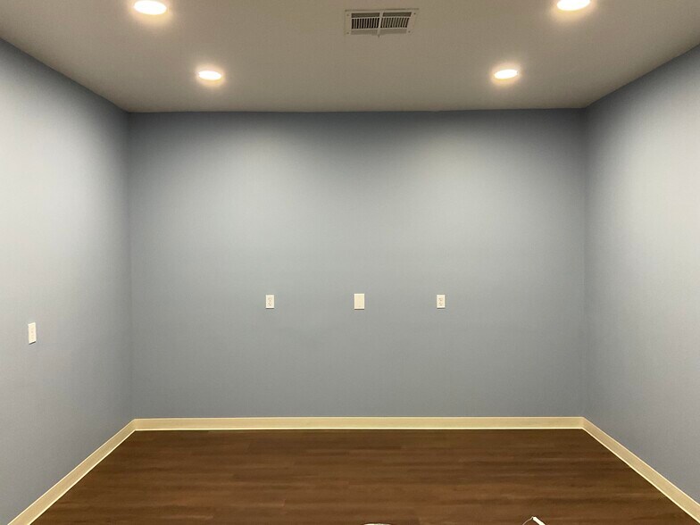 More Photos Of 305 N Beech Cir, Broken Arrow Office For Lease