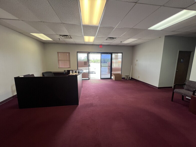 More Photos Of 1402 Hawthorne St, Bastrop Manufacturing For Lease