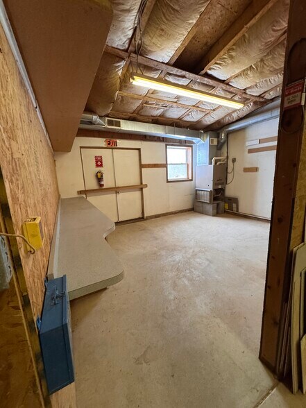 More Photos Of 4590 Eagle Creek Rd, Leavittsburg Showroom For Lease