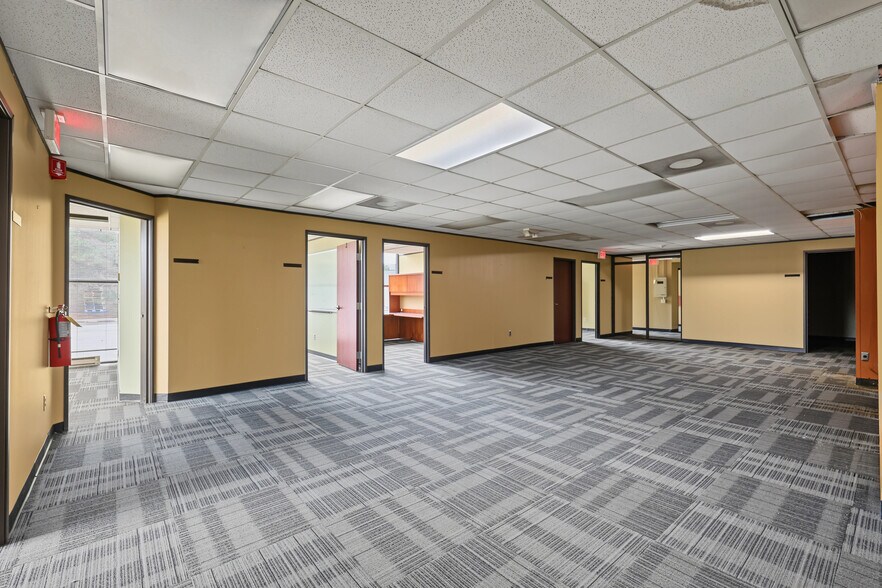 More Photos Of 15201 Mercantile Dr, Dearborn Light Manufacturing For Sale