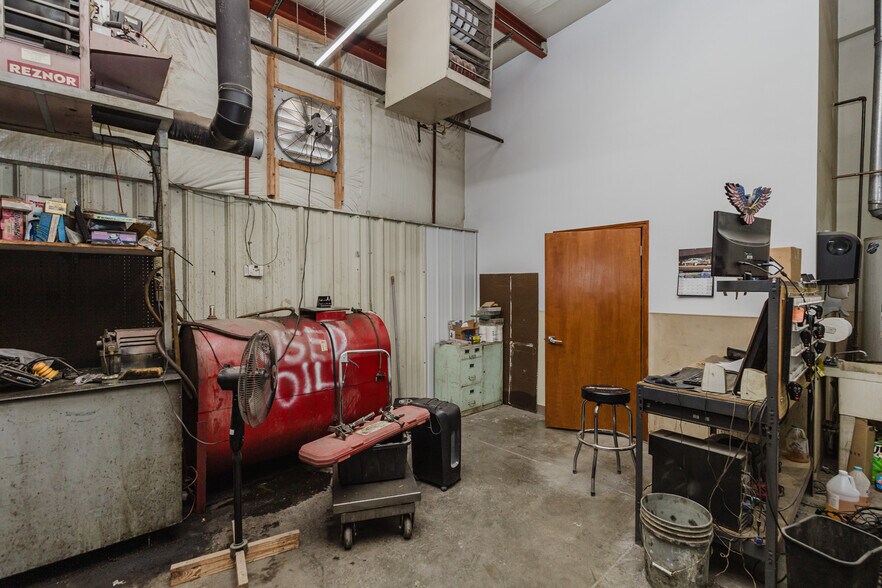 More Photos Of 2555 N Market St, Wichita Auto Repair For Sale